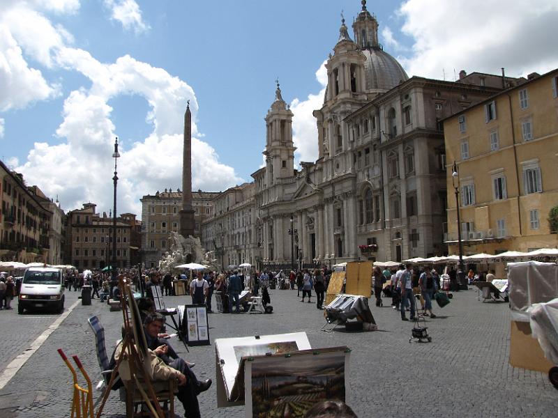 piazza navona.jpg - Piazza Navona. Met in het midden de 4-stromenfontein van Bernini. De kerk rechts is de Sant'Agnese in Agone. De piazza Navona was in de romeinse tijd een stadion. Later werden op de plaats van de tribunes huizen gebouwd. Dit plein speelt ook een grote rol in de film angels and demons.